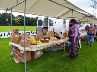 809740 Afbeelding van een kraam met bijenkorven en bijenproducten op de jaarlijkse Bijenmarkt in het Sportpark Panhuis ...